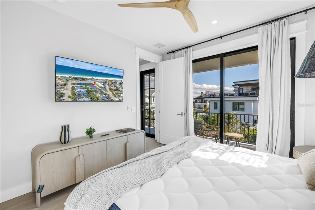 Active With Contract: $5,000,000 (6 beds, 6 baths, 3279 Square Feet)