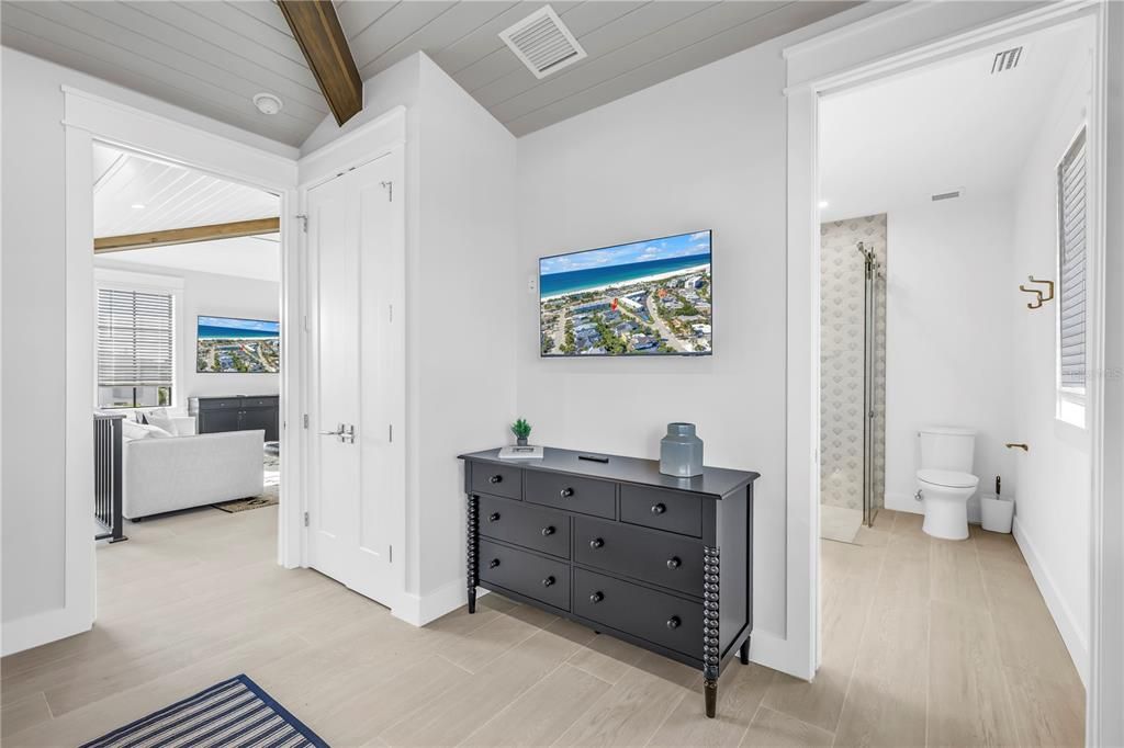 Active With Contract: $5,000,000 (6 beds, 6 baths, 3279 Square Feet)