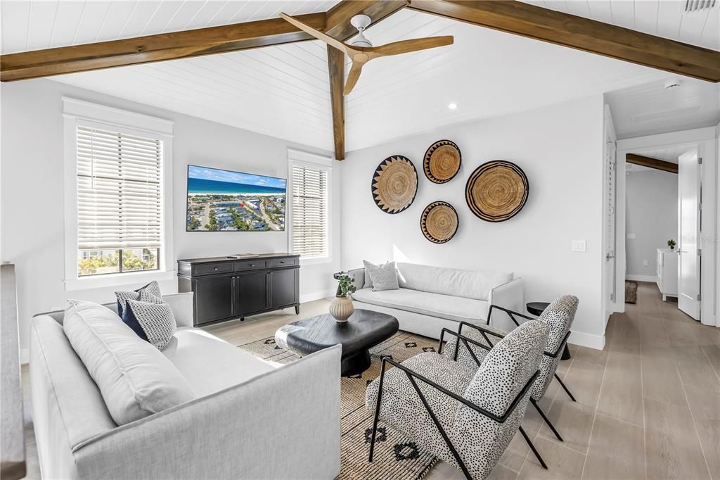 Active With Contract: $5,000,000 (6 beds, 6 baths, 3279 Square Feet)