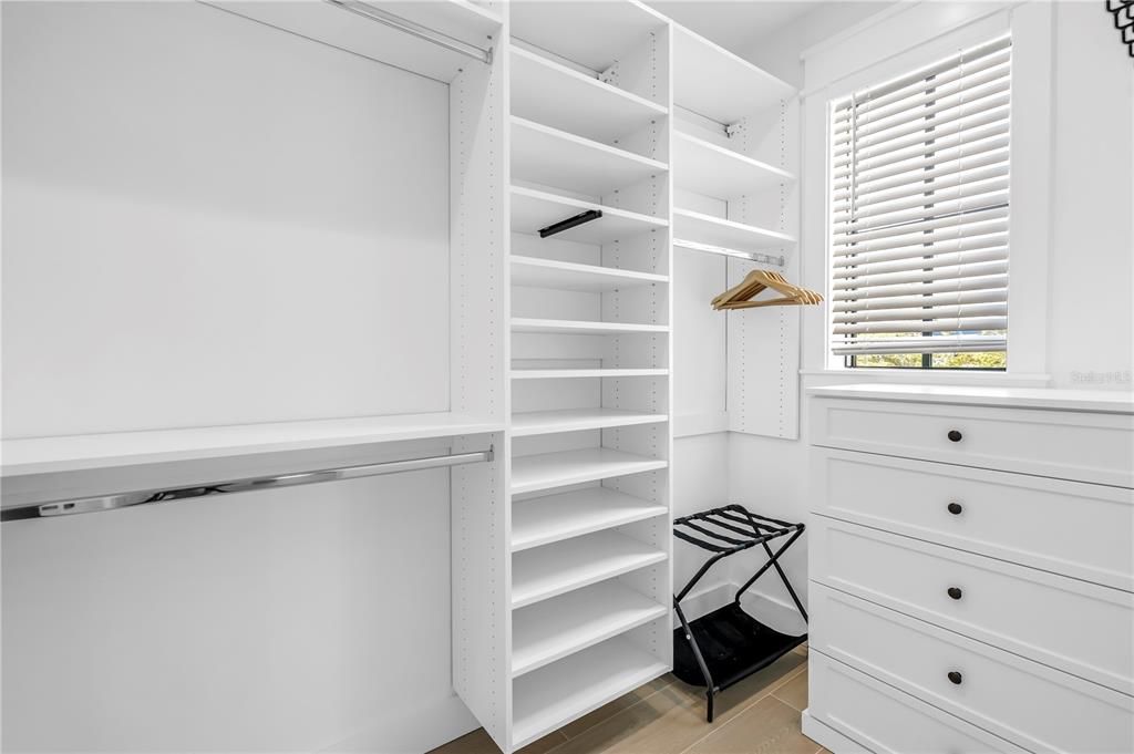 Active With Contract: $5,000,000 (6 beds, 6 baths, 3279 Square Feet)