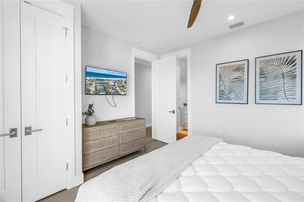 Active With Contract: $5,000,000 (6 beds, 6 baths, 3279 Square Feet)