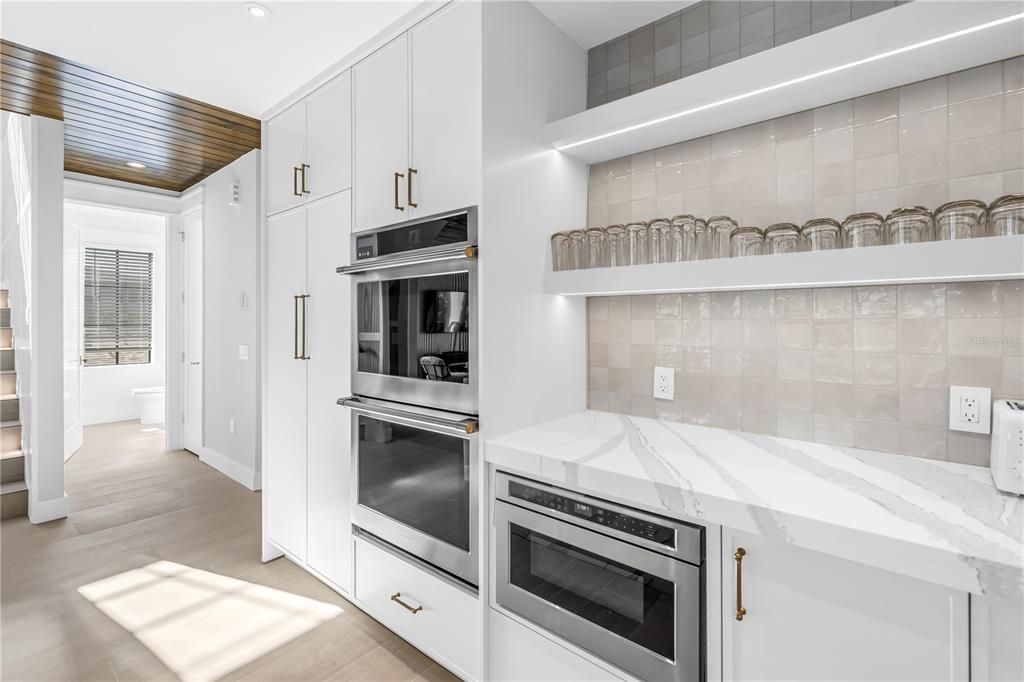 Active With Contract: $5,000,000 (6 beds, 6 baths, 3279 Square Feet)