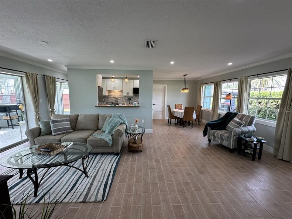 For Sale: $255,000 (2 beds, 2 baths, 1128 Square Feet)