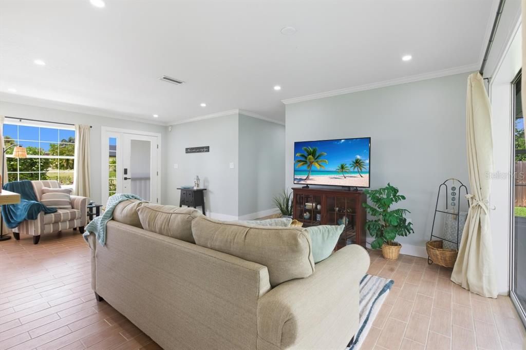 For Sale: $255,000 (2 beds, 2 baths, 1128 Square Feet)