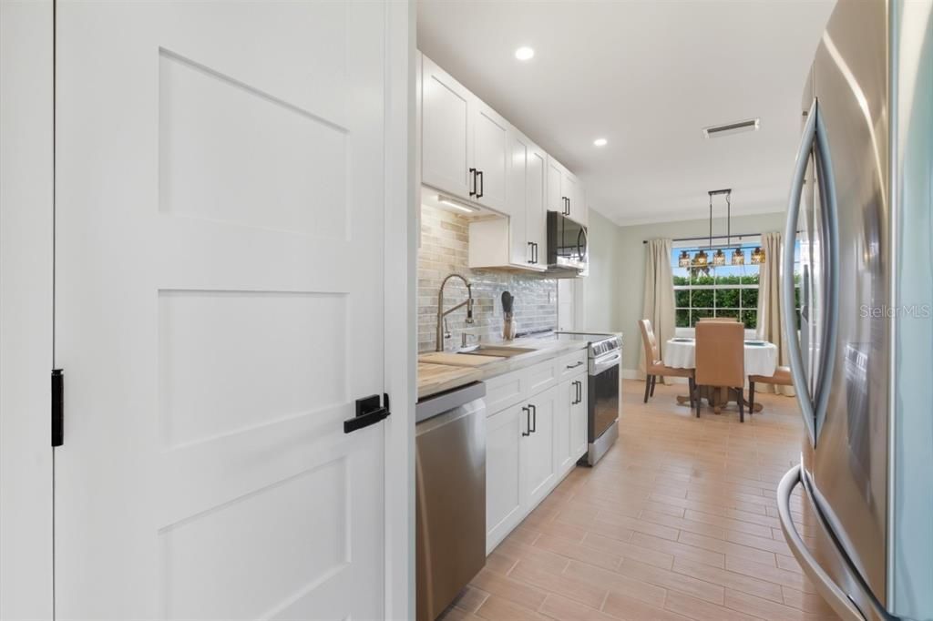 For Sale: $255,000 (2 beds, 2 baths, 1128 Square Feet)