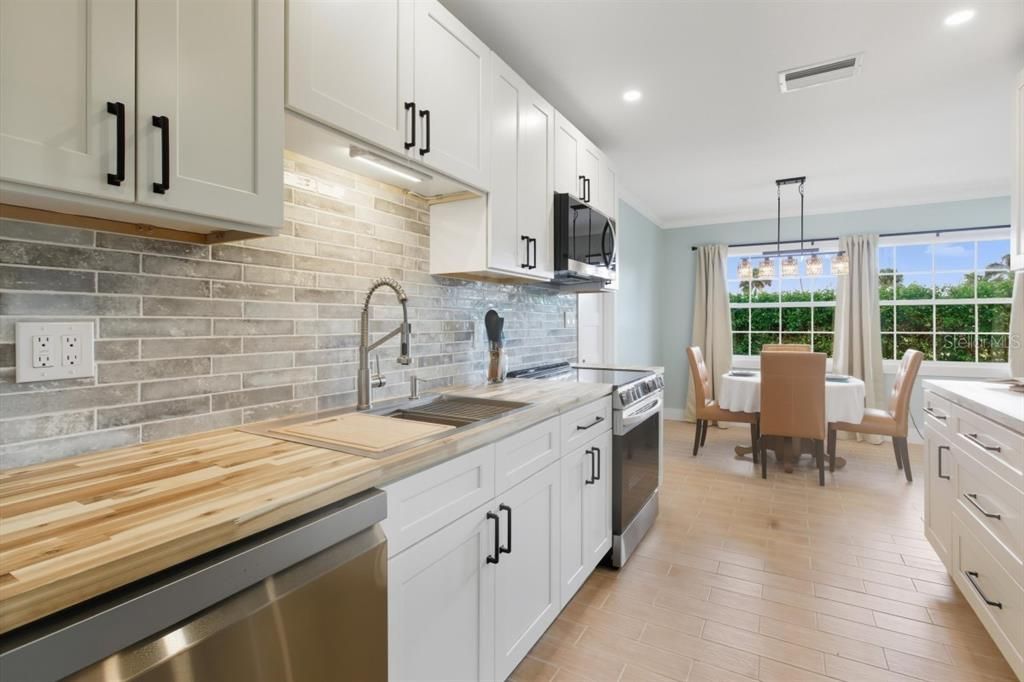 For Sale: $255,000 (2 beds, 2 baths, 1128 Square Feet)