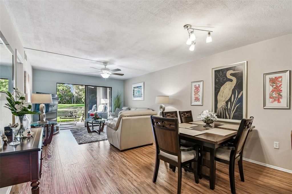 待售: $248,000 (2 贝兹, 2 浴室, 983 平方英尺)