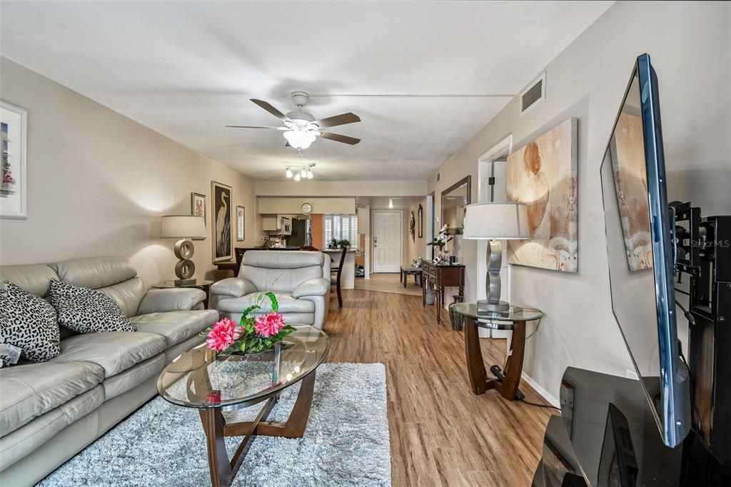 待售: $248,000 (2 贝兹, 2 浴室, 983 平方英尺)