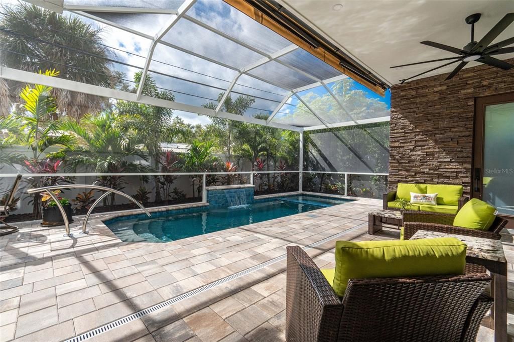 Active With Contract: $1,399,995 (3 beds, 3 baths, 2702 Square Feet)