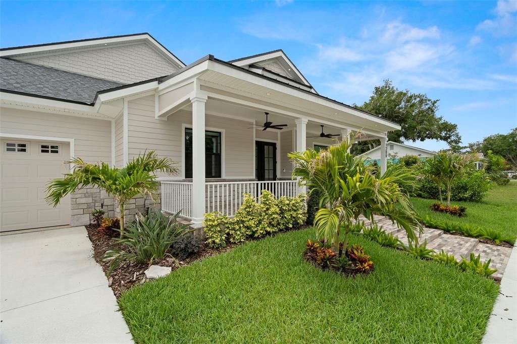 Active With Contract: $1,399,995 (3 beds, 3 baths, 2702 Square Feet)