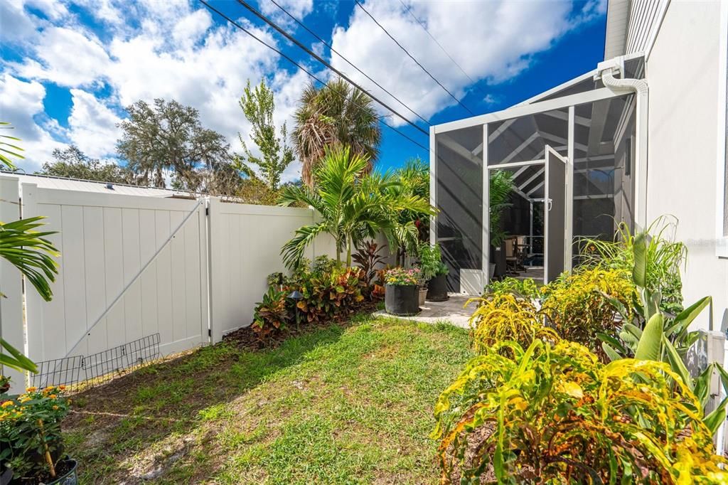 Active With Contract: $1,399,995 (3 beds, 3 baths, 2702 Square Feet)