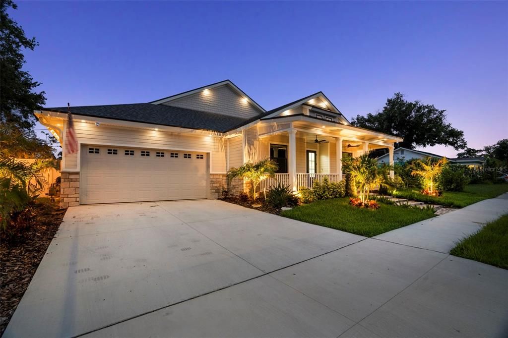 Active With Contract: $1,399,995 (3 beds, 3 baths, 2702 Square Feet)