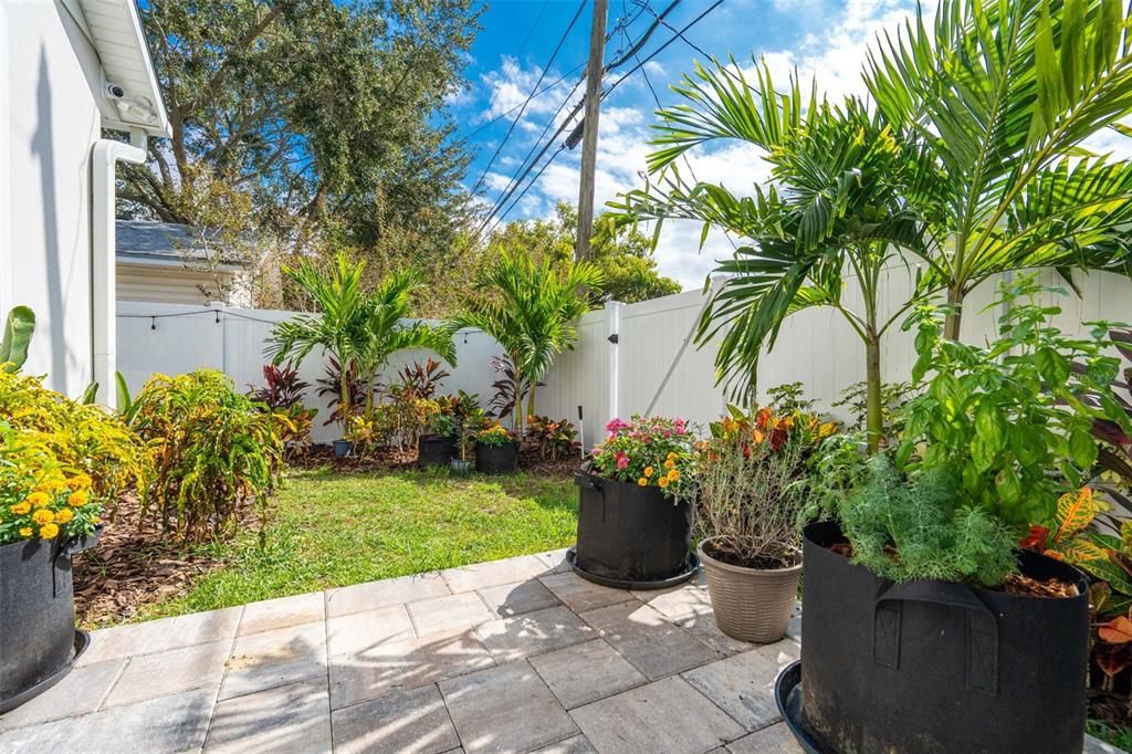 Active With Contract: $1,399,995 (3 beds, 3 baths, 2702 Square Feet)