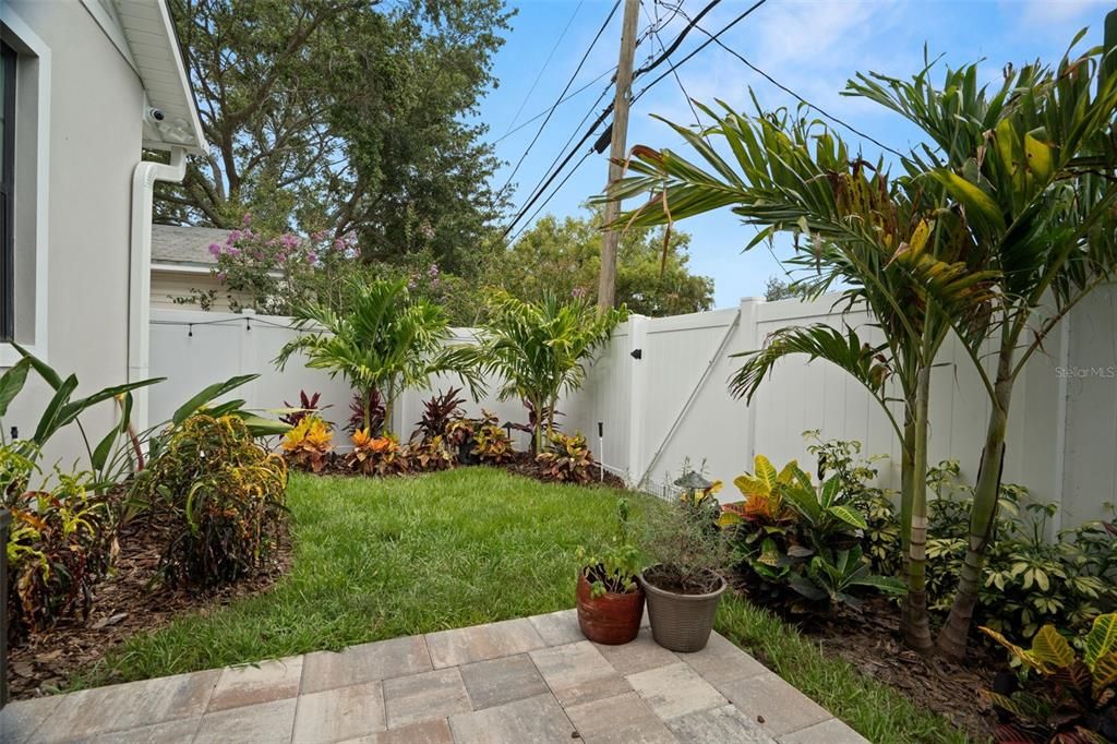 Active With Contract: $1,399,995 (3 beds, 3 baths, 2702 Square Feet)