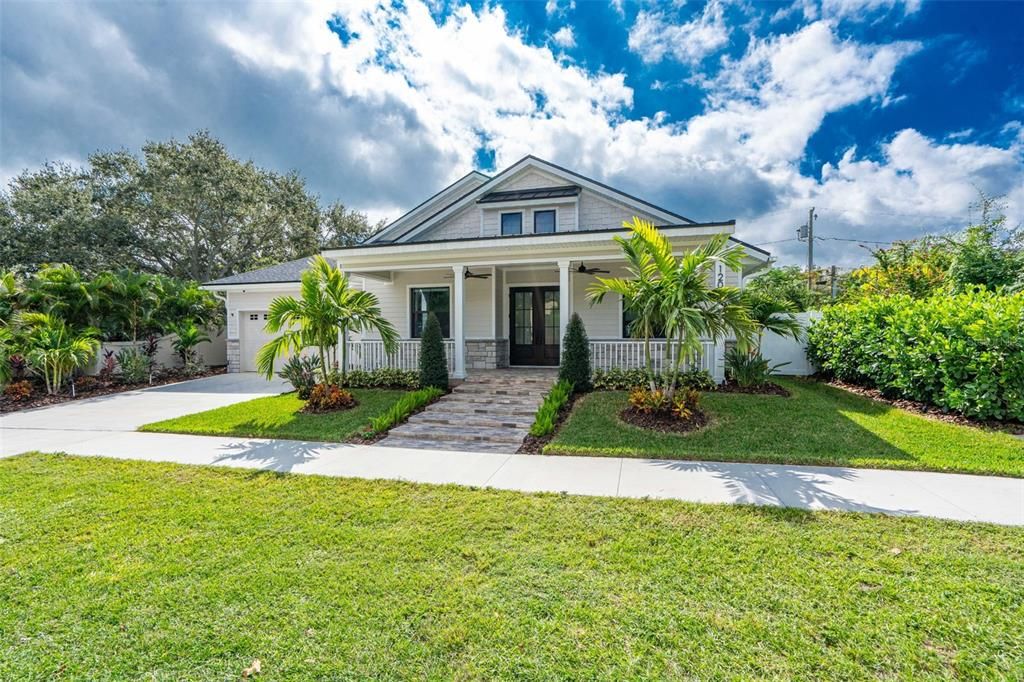 Active With Contract: $1,399,995 (3 beds, 3 baths, 2702 Square Feet)