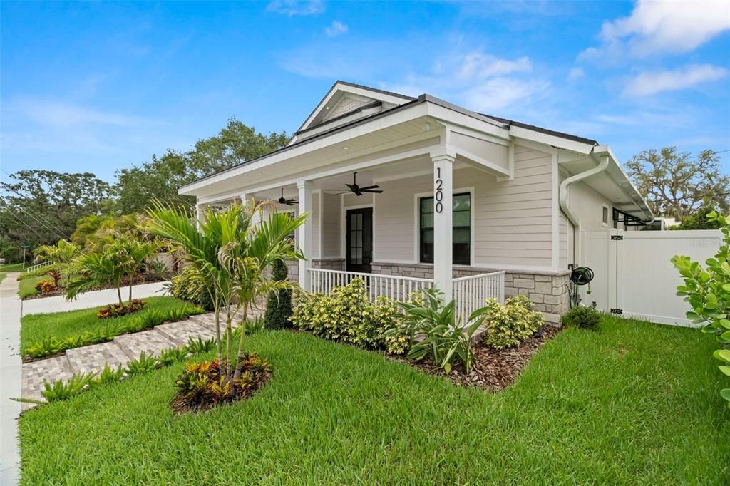 Active With Contract: $1,399,995 (3 beds, 3 baths, 2702 Square Feet)