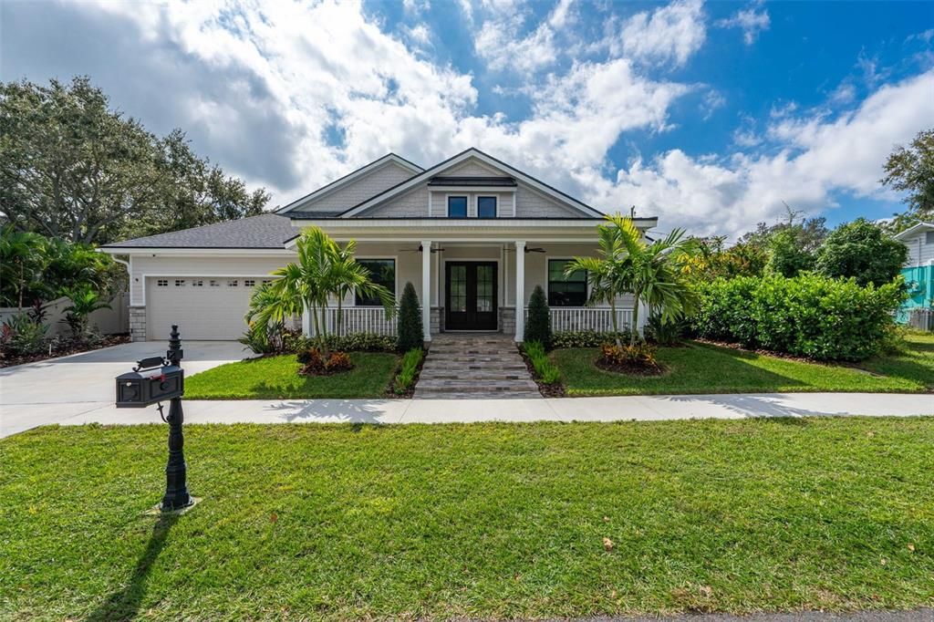 Active With Contract: $1,399,995 (3 beds, 3 baths, 2702 Square Feet)