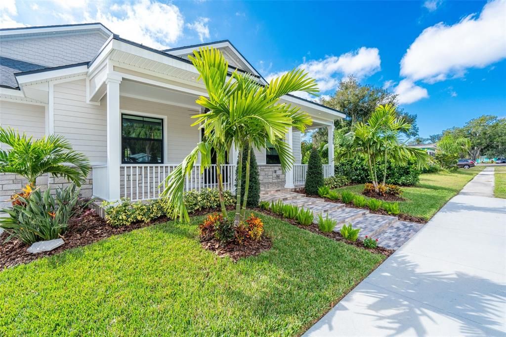 Active With Contract: $1,399,995 (3 beds, 3 baths, 2702 Square Feet)