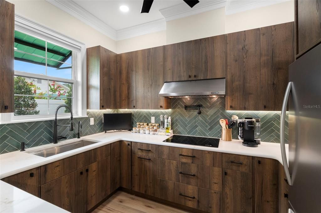 Active With Contract: $1,399,995 (3 beds, 3 baths, 2702 Square Feet)