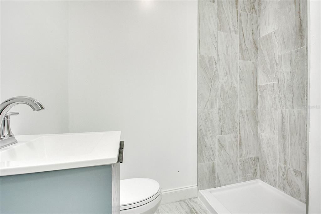 合同活跃: $300,000 (3 贝兹, 2 浴室, 1012 平方英尺)