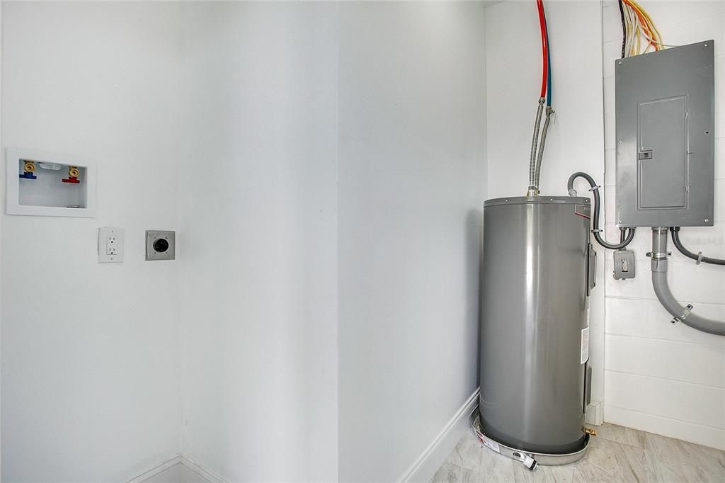 合同活跃: $300,000 (3 贝兹, 2 浴室, 1012 平方英尺)