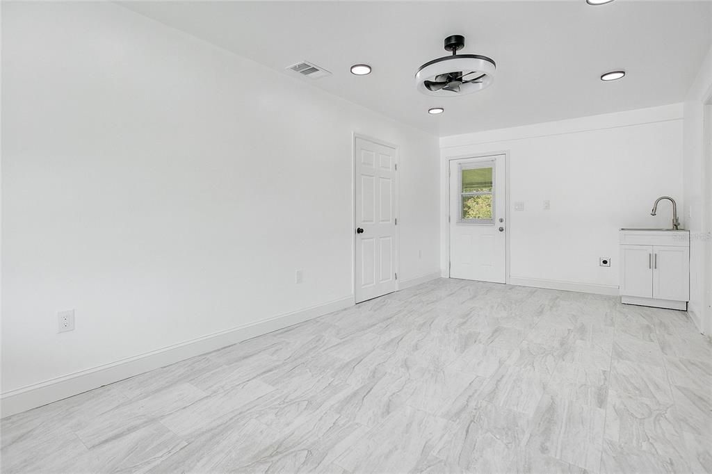 合同活跃: $300,000 (3 贝兹, 2 浴室, 1012 平方英尺)