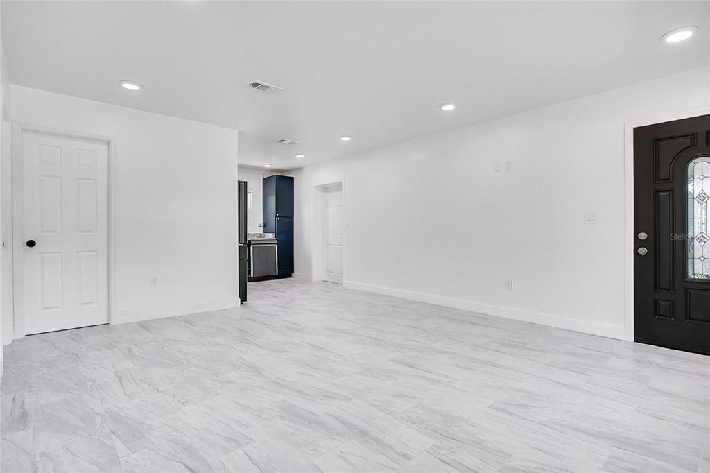 合同活跃: $300,000 (3 贝兹, 2 浴室, 1012 平方英尺)