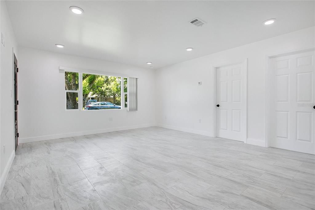 合同活跃: $300,000 (3 贝兹, 2 浴室, 1012 平方英尺)