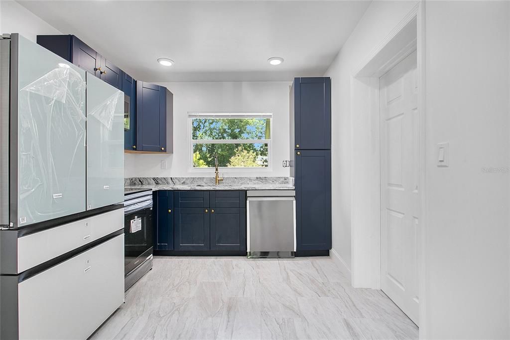 合同活跃: $300,000 (3 贝兹, 2 浴室, 1012 平方英尺)