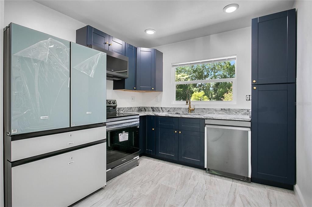 合同活跃: $300,000 (3 贝兹, 2 浴室, 1012 平方英尺)