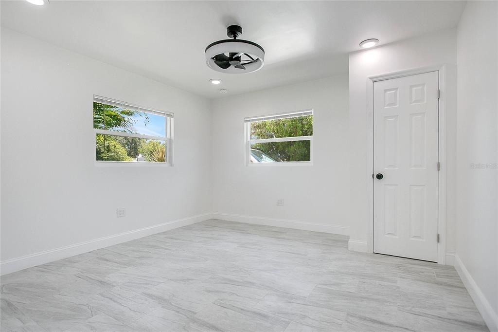 合同活跃: $300,000 (3 贝兹, 2 浴室, 1012 平方英尺)