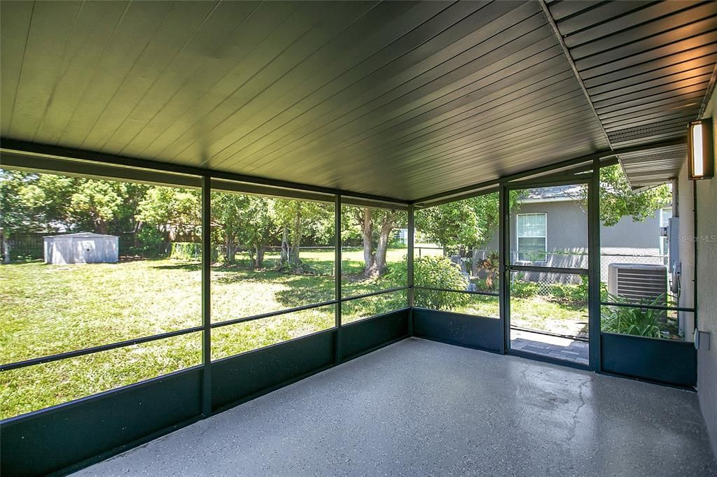 合同活跃: $300,000 (3 贝兹, 2 浴室, 1012 平方英尺)