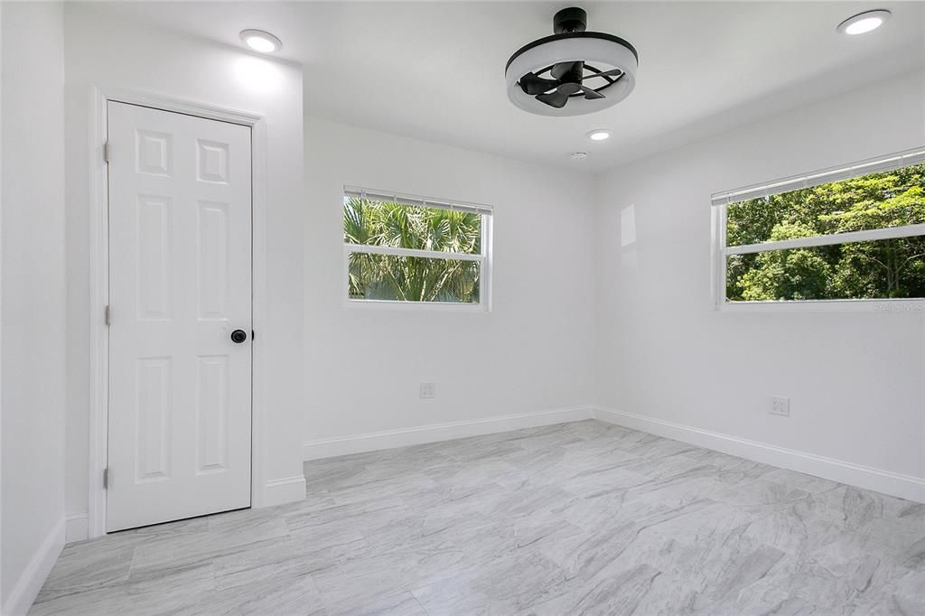 合同活跃: $300,000 (3 贝兹, 2 浴室, 1012 平方英尺)