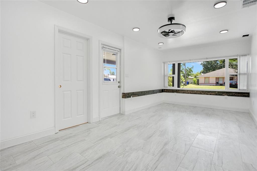 合同活跃: $300,000 (3 贝兹, 2 浴室, 1012 平方英尺)