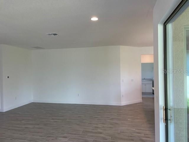 For Rent: $2,400 (3 beds, 2 baths, 1935 Square Feet)