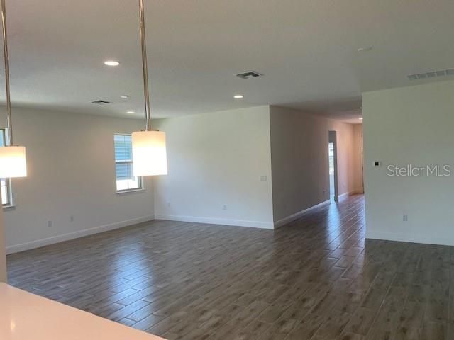 For Rent: $2,400 (3 beds, 2 baths, 1935 Square Feet)