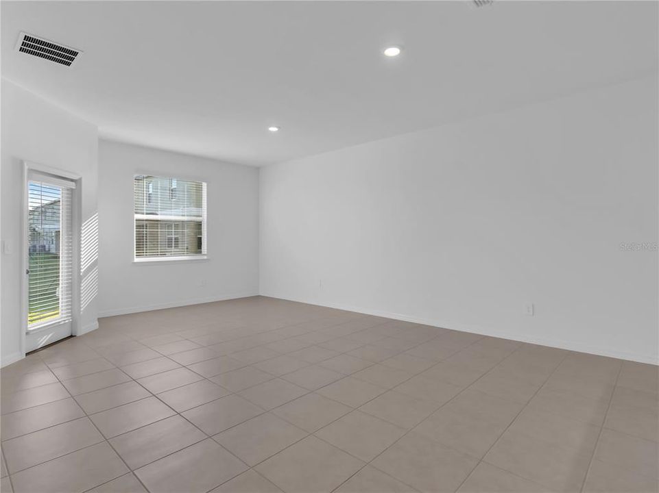 出租: $2,400 (4 贝兹, 2 浴室, 2251 平方英尺)