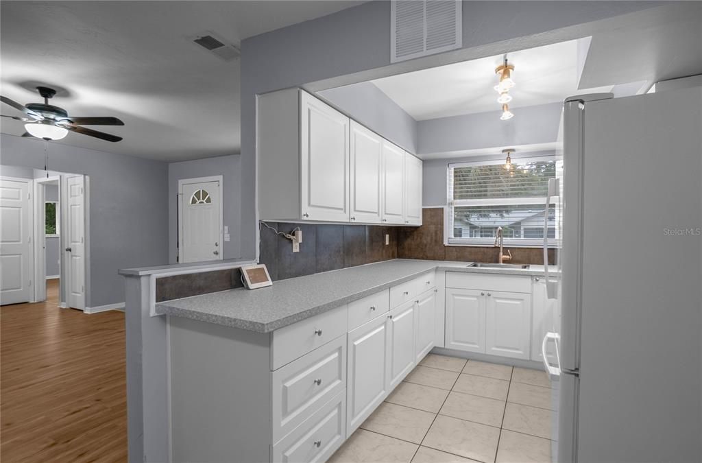 Activo con contrato: $214,900 (3 camas, 2 baños, 1468 Pies cuadrados)