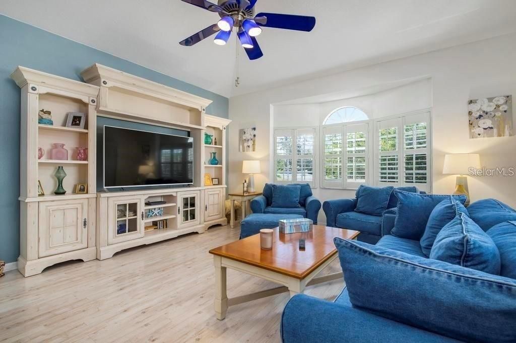 待售: $433,000 (2 贝兹, 2 浴室, 1725 平方英尺)