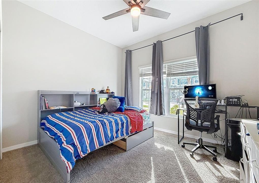 合同活跃: $2,700 (4 贝兹, 3 浴室, 2207 平方英尺)