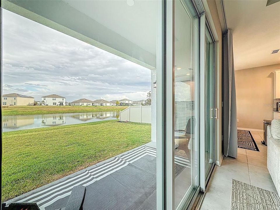 合同活跃: $2,700 (4 贝兹, 3 浴室, 2207 平方英尺)