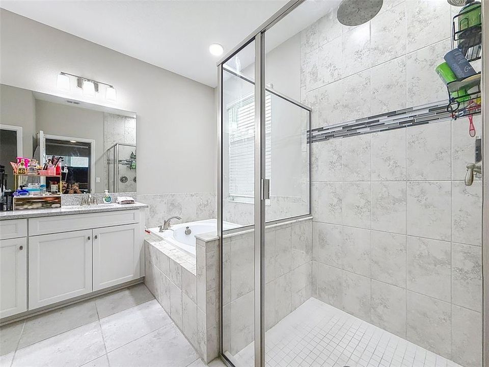 合同活跃: $2,700 (4 贝兹, 3 浴室, 2207 平方英尺)