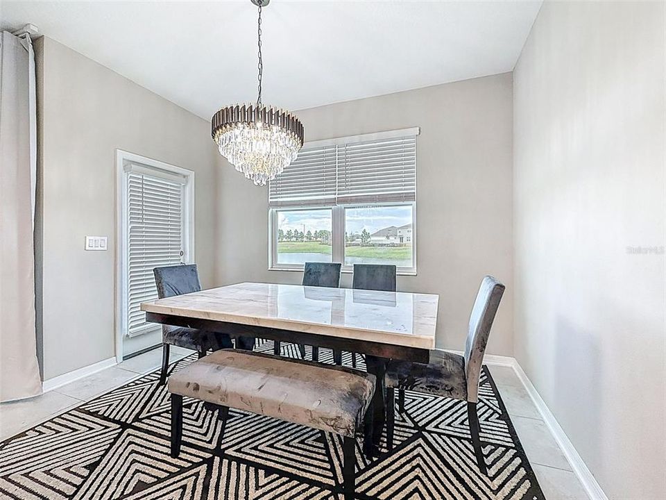 合同活跃: $2,700 (4 贝兹, 3 浴室, 2207 平方英尺)