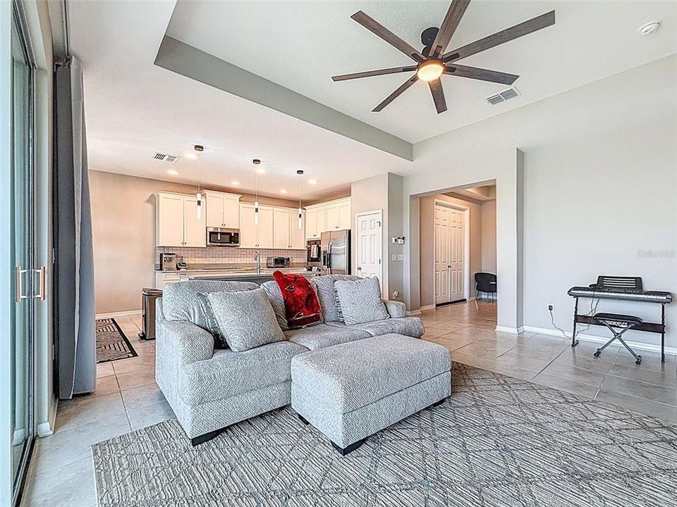 合同活跃: $2,700 (4 贝兹, 3 浴室, 2207 平方英尺)