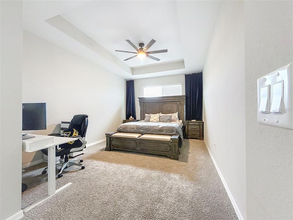 合同活跃: $2,700 (4 贝兹, 3 浴室, 2207 平方英尺)