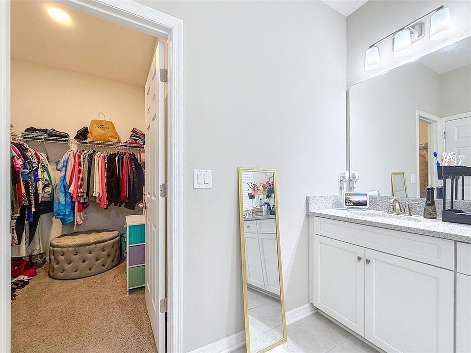 合同活跃: $2,700 (4 贝兹, 3 浴室, 2207 平方英尺)