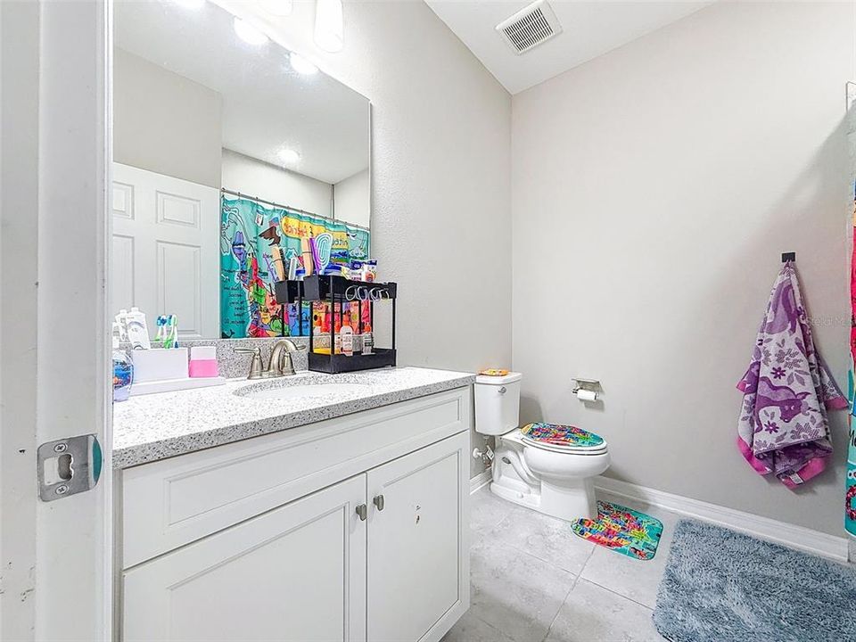 合同活跃: $2,700 (4 贝兹, 3 浴室, 2207 平方英尺)