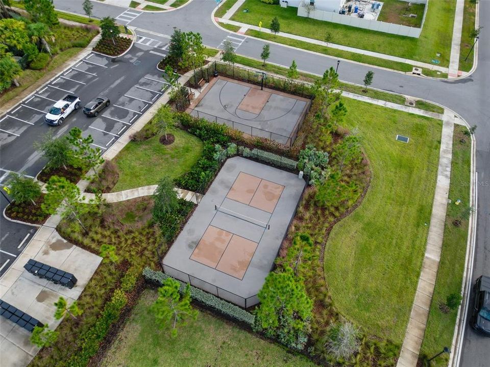 合同活跃: $2,700 (4 贝兹, 3 浴室, 2207 平方英尺)