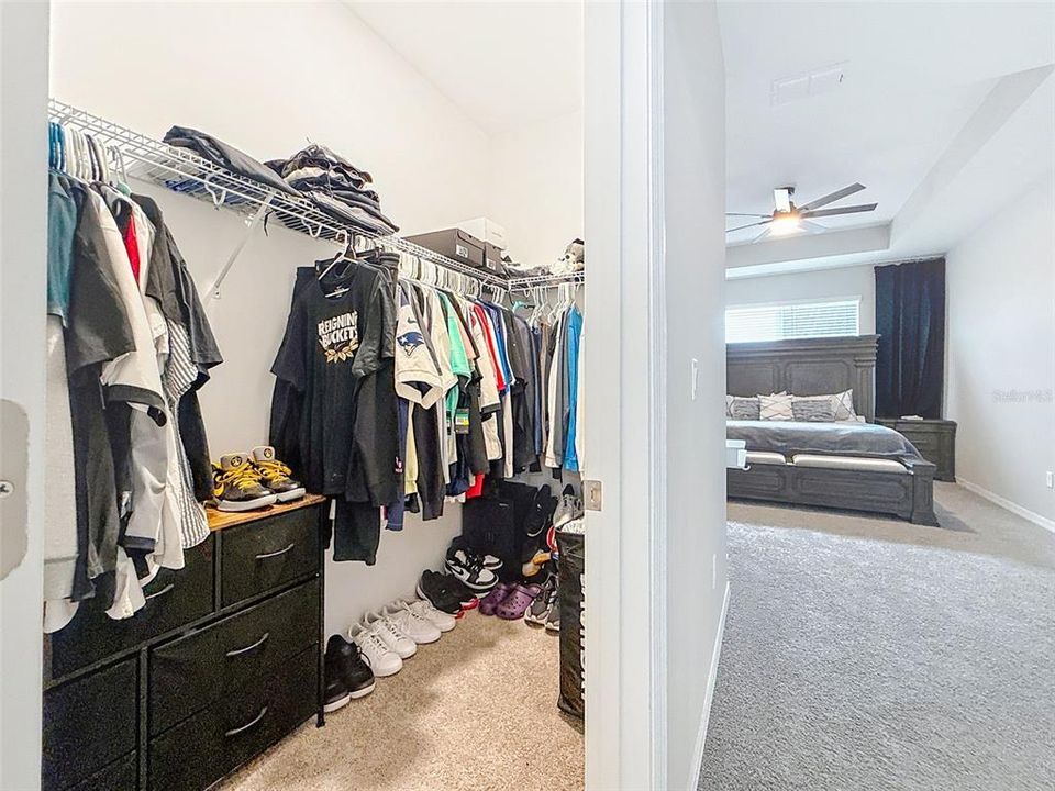 合同活跃: $2,700 (4 贝兹, 3 浴室, 2207 平方英尺)