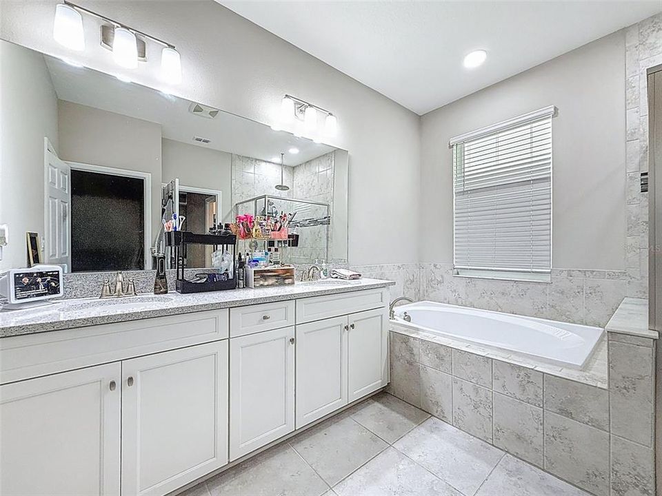 合同活跃: $2,700 (4 贝兹, 3 浴室, 2207 平方英尺)